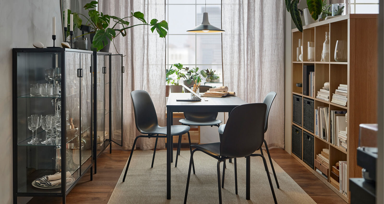 IKEA-havali sofistike bir yemek odasi