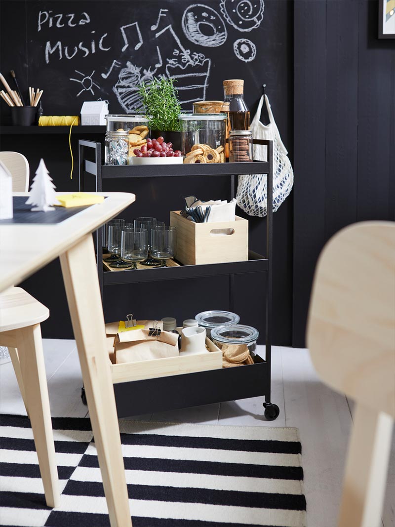 IKEA-iskandinav kafe atmosferine sahip rahat bir yemek odasi 3